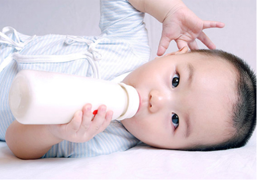 给小宝宝泡奶粉要用什么水？