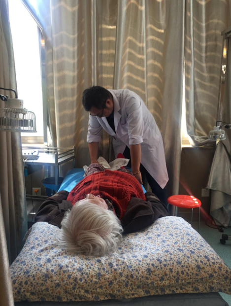 87岁老人在云南仁爱医院理疗治好十年腿部顽疾